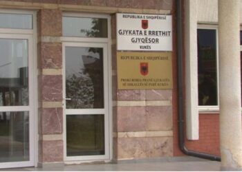 Prodhonin dhe shisnin drogë, arrestohen 3 persona në Kukës
