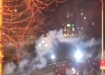 VIDEO/  Policia qëllon në kokë protestuesin