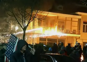 Lajmi i fundit nga protesta e PD-së: Hidhen molotovë drejt ish-vilës së Enver Hoxhës në ish-Bllok