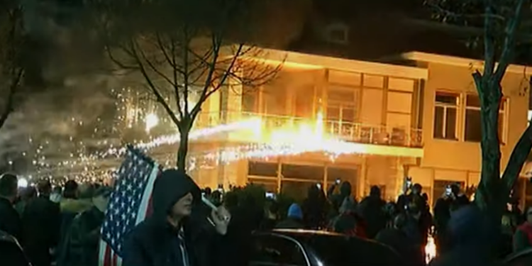 Lajmi i fundit nga protesta e PD-së: Hidhen molotovë drejt ish-vilës së Enver Hoxhës në ish-Bllok
