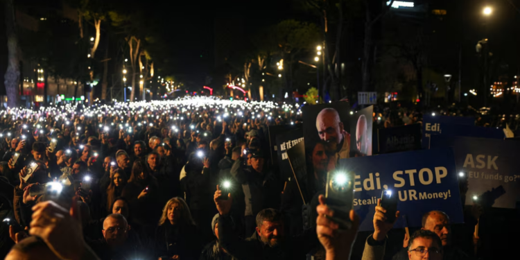 Reuters: Rama shkarkon Ballukun mes akuzave për korrupsion dhe presionit të BE-së