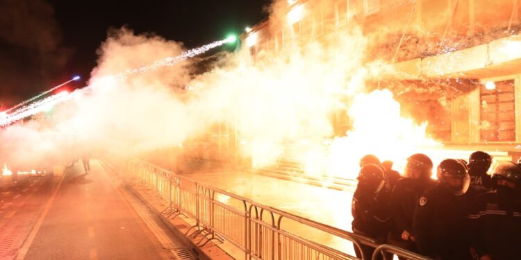 Protesta e opozitës/ 52 të shoqëruar, 17 persona të arrestuar dhe 35 nën hetim