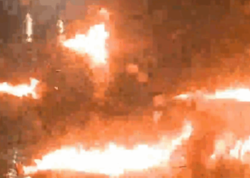 Protesta/ Përshkallëzohet situata para Parlamentit, breshëri molotovësh e fishekzjarresh