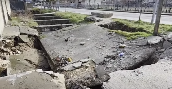 Pogradec/ Shiu shkakton dëme në infrastrukturë, shkatërrohet një pjesë e unazës rrugore