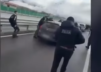Trafik armësh nga Kosova në Tiranë/ Arrestohet 27-vjeçari, i sekuestrohen 12 pistoleta “Glock” (Emri-Foto)