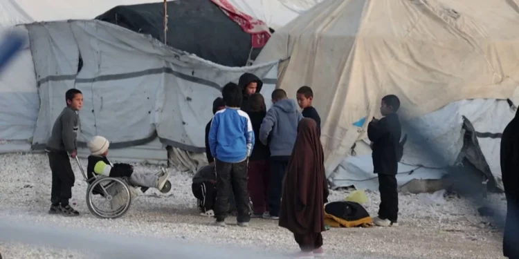 44 shqiptarë janë ende në Siri, 10 burra xhihadistë në burg, 7 gra dhe 17 fëmijë jetojnë në kampe