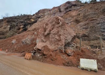 Bllokimi i aksit Librazhd-Qafë Thanë/ Qarkullimi vetëm me një korsi, asnjë masë sigurie në terren