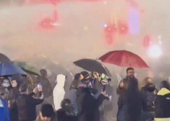 Tensione pas protestës/ Qytetarët shkulin barrierat metalike, përplasen me policinë