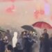 Tensione pas protestës/ Qytetarët shkulin barrierat metalike, përplasen me policinë