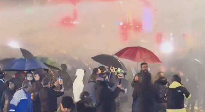 Tensione pas protestës/ Qytetarët shkulin barrierat metalike, përplasen me policinë