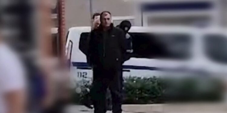 Tentoi të vidhte bankën dhe qëlloi me armë,  policia njoftim zyrtar:  Arrestohet autori i dyshuar