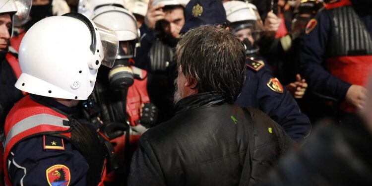 Policia e Shteti dhunon fotoreporterin, Felix Bilani