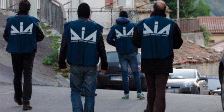 ‘Aferat e mafies shqiptare me klanet’: Mes tyre dhe Troplinët, 26 në gjyq në Bari për trafik ndërkombëtar droge