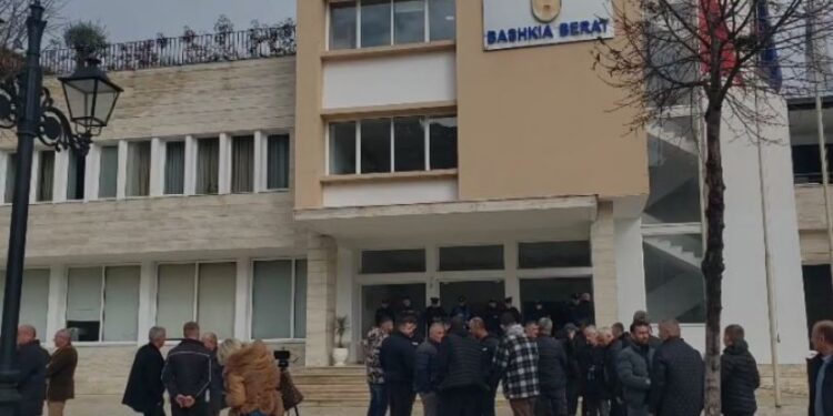 “Na duan vetëm për vota”/ Banorët e 3 fshatrave në Berat kërkojnë rrugë, nënkryetari i Bashkisë: Nuk ka fonde