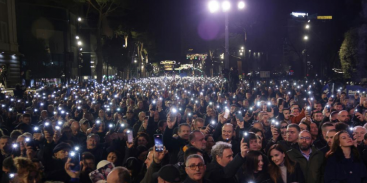 Mediat e huaja pasqyrojnë protestën/ Reuters citon Berishën: Ditët e Edi Ramës janë të numëruara