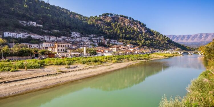 Dyshohet se u vetëmbyt në lumin Osum, nxirret trupi i pajetë i 58-vjeçares në Berat