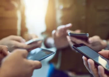 Shqiptarët po i përdorin telefonat gjithnjë e më shumë për internet, konsumi u rrit me 21%