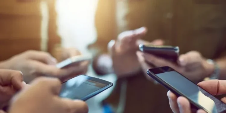 Shqiptarët po i përdorin telefonat gjithnjë e më shumë për internet, konsumi u rrit me 21%