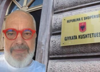 Rama çdo ditë çon një sinjal për Kushtetuesen