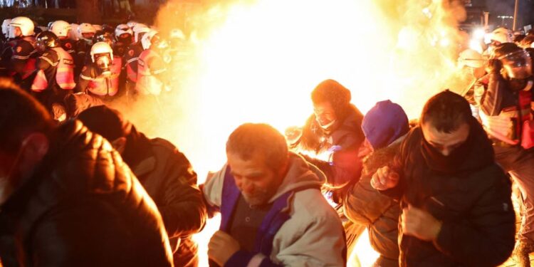 Opozita ka nisur ‘Kilometrin e fundit’/ LE MONDE citon Berishën: Do e shpëtojmë Shqipërinë nga Rama