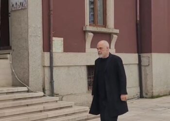 Përfundon takimi i kryeministrit me banorët e Durrësit për projektin TID: Duan apo s’duan, shtëpitë do t’ua prishim