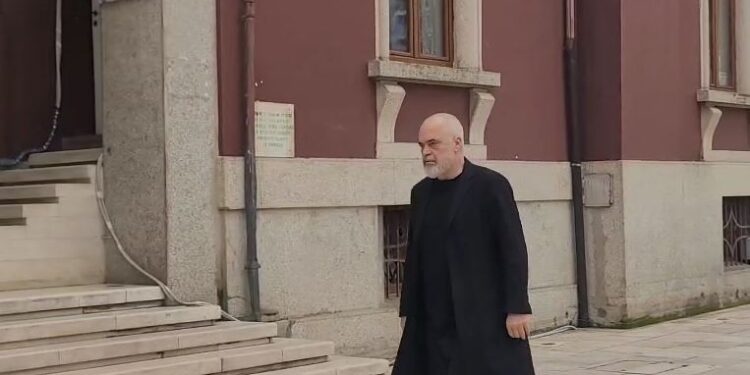 Përfundon takimi i kryeministrit me banorët e Durrësit për projektin TID: Duan apo s’duan, shtëpitë do t’ua prishim