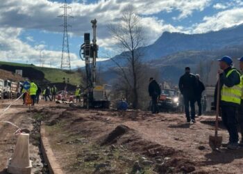 Zhvendoset shtylla e tensionit të lartë në Librazhd, alarm për rrjetin energjetik