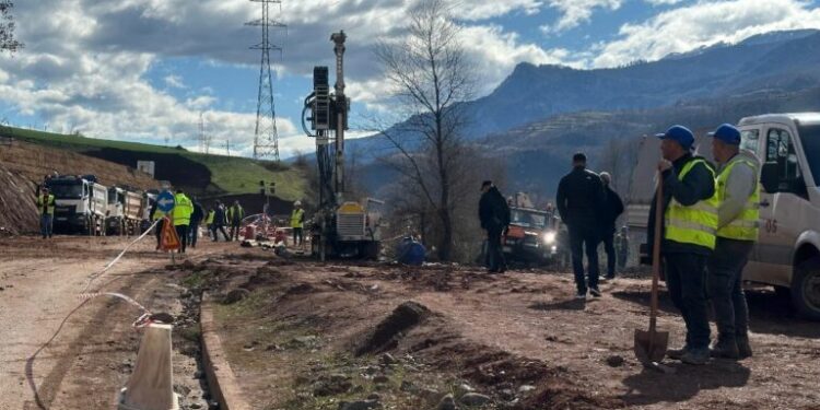 Zhvendoset shtylla e tensionit të lartë në Librazhd, alarm për rrjetin energjetik