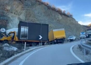 Rëndohet situata në Librazhd-Prrenjas/ Kamionët e OSHEE-së bllokojnë dhe rrugën alternative
