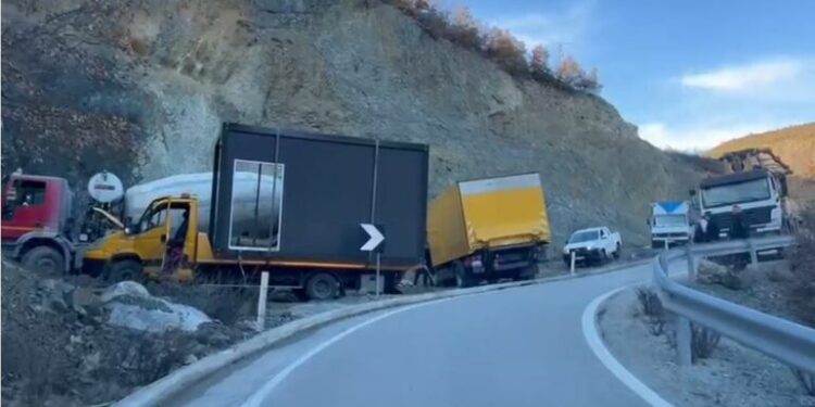 Rëndohet situata në Librazhd-Prrenjas/ Kamionët e OSHEE-së bllokojnë dhe rrugën alternative