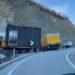 Rëndohet situata në Librazhd-Prrenjas/ Kamionët e OSHEE-së bllokojnë dhe rrugën alternative