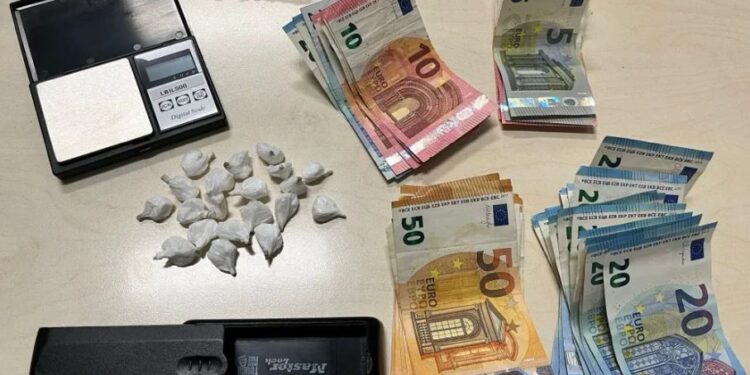 I përfshirë në trafikun e kokainës, arrestohet 25-vjeçari shqiptar në Itali. Ja çfarë iu gjet pas kontrollit