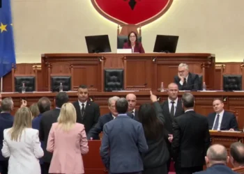 Berishës nuk i japin fjalën për replikë, deputetët e PD bllokojnë foltoren