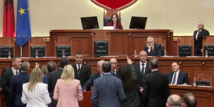 Berishës nuk i japin fjalën për replikë, deputetët e PD bllokojnë foltoren