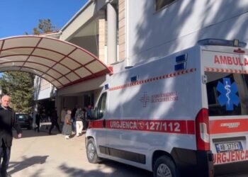 Infrastruktura rrugore në kaos/ Ambulancat ndjekin itinerarin e devijuar, pacientëve u rrezikohet jeta