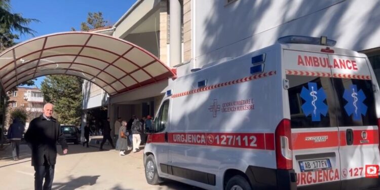 Infrastruktura rrugore në kaos/ Ambulancat ndjekin itinerarin e devijuar, pacientëve u rrezikohet jeta