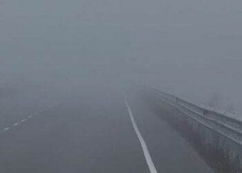 Shqipëria u zgjua sot nën pushtetin e mjegullës, vështirësi në qarkullim
