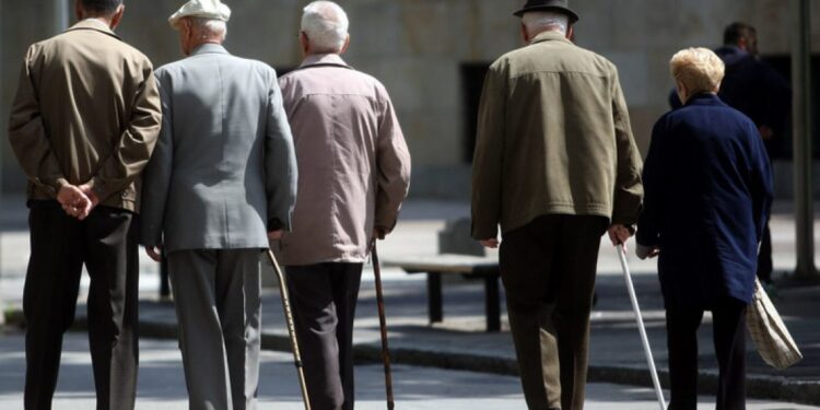 1 pensionist për çdo 3 persona në moshë pune, Shqipëria plaket me ritmin më të lartë në Europë