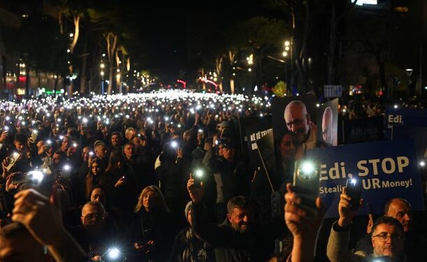 Protestuesit nisen drejt Drejtorisë së Përgjithshme të Policisë