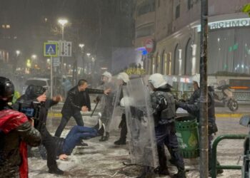 Protestuesi rrëzohet përtokë nga presioni i ujit