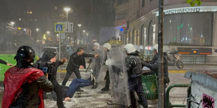 Protestuesi rrëzohet përtokë nga presioni i ujit