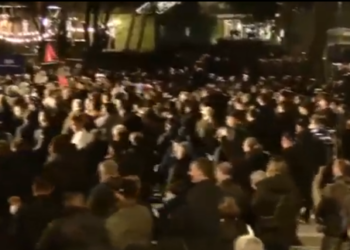 Protesta marshim e opozitës, hidhet molotov