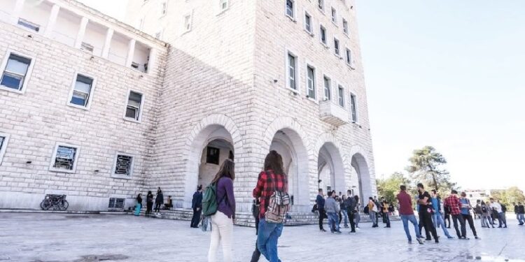 Studimi/ Studentët shqiptarë nuk integrohen në tregun e punës, 40% të punësuar jashtë profilit
