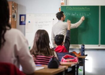 “Vdis sot, se do ngjallesh nesër”/ Mësuesi i anglishtes predikon Jehovain në një shkollë në Tiranë