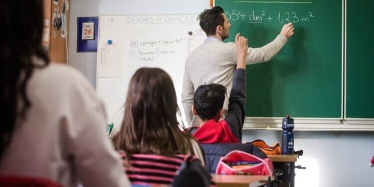 “Vdis sot, se do ngjallesh nesër”/ Mësuesi i anglishtes predikon Jehovain në një shkollë në Tiranë