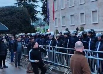 Protesta kombëtare e opozitës/ Policia “blindon” me kangjella Kryeministrinë, protestuesi gjuan drejt godinës me…
