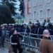 Protesta kombëtare e opozitës/ Policia “blindon” me kangjella Kryeministrinë, protestuesi gjuan drejt godinës me…
