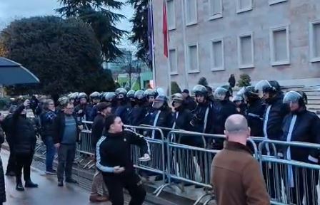 Protesta kombëtare e opozitës/ Policia “blindon” me kangjella Kryeministrinë, protestuesi gjuan drejt godinës me…