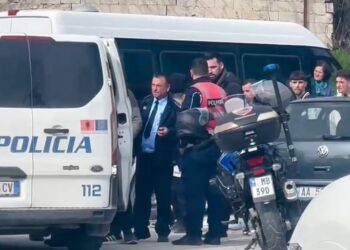 Sherr mes dy grupeve të të rinjve në Vlorë, disa të shoqëruar