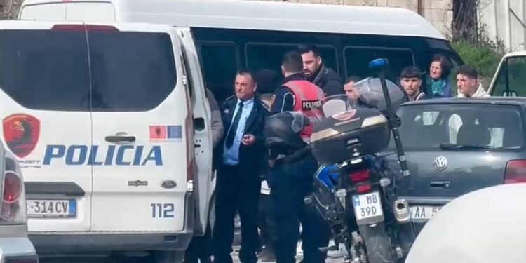 Sherr mes dy grupeve të të rinjve në Vlorë, disa të shoqëruar